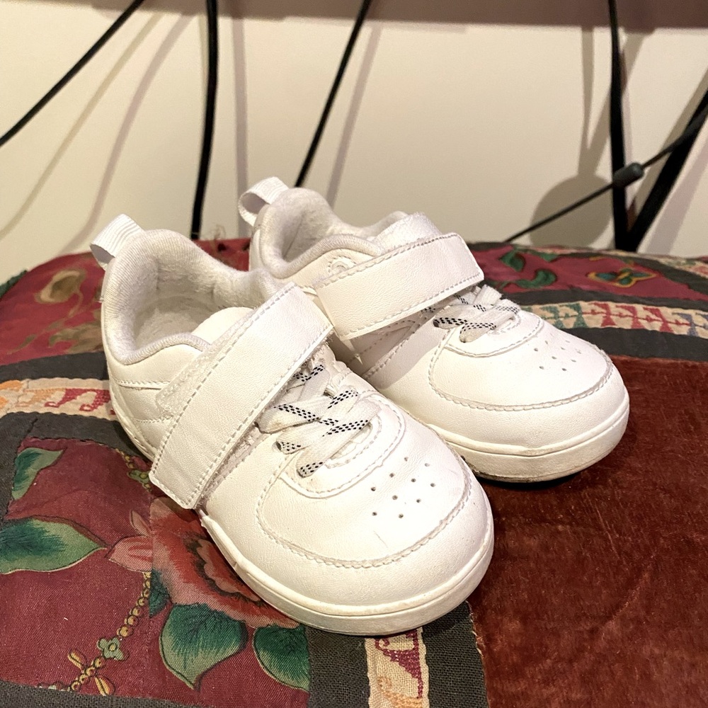 Zara size 22 Velcro sneakers for toddler approx size 6 great condition